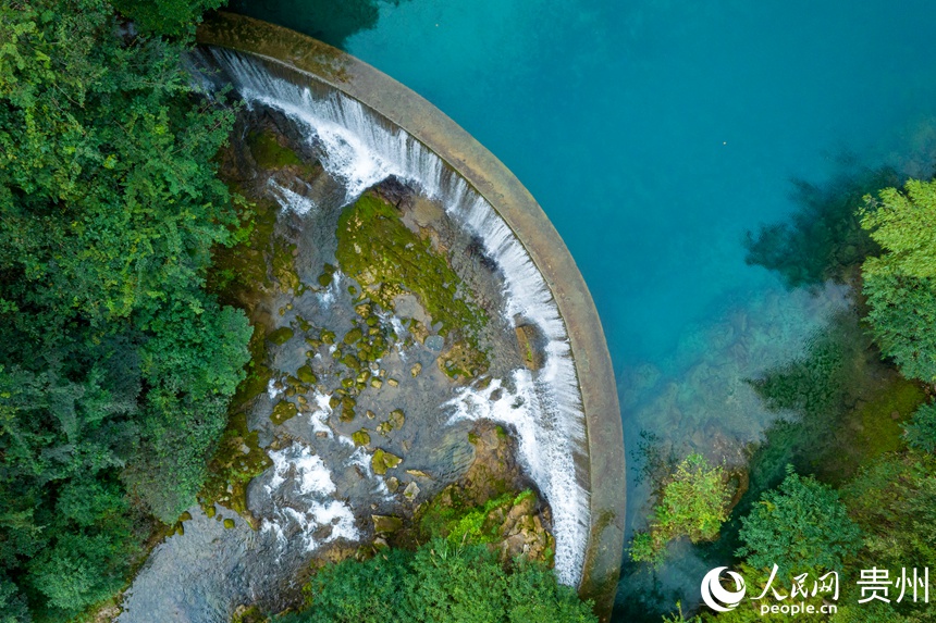 航拍大小七孔景區臥龍潭景點。人民網記者 涂敏攝