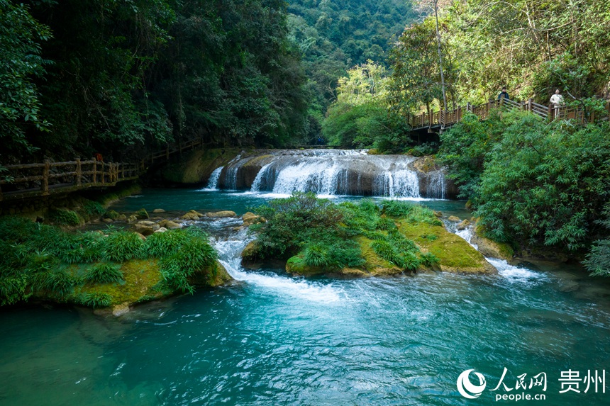 航拍大小七孔景區跌水瀑布。人民網記者 涂敏攝