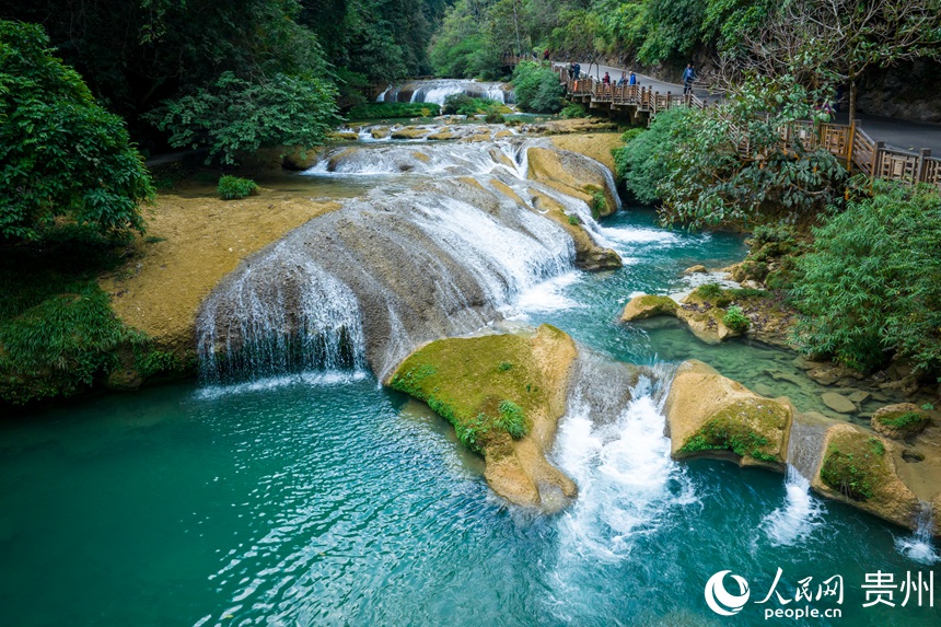 航拍大小七孔景區(qū)跌水瀑布。人民網(wǎng)記者 涂敏攝