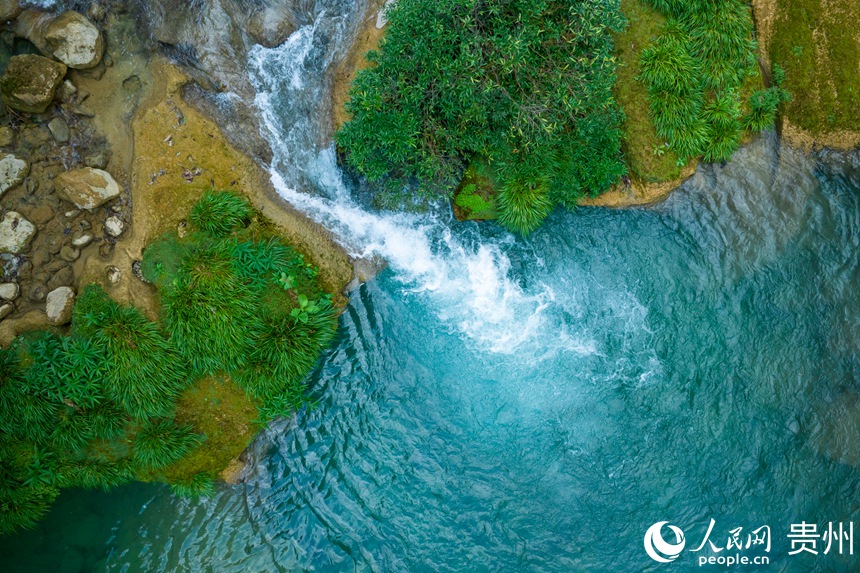 航拍大小七孔景區跌水瀑布。人民網記者 涂敏攝