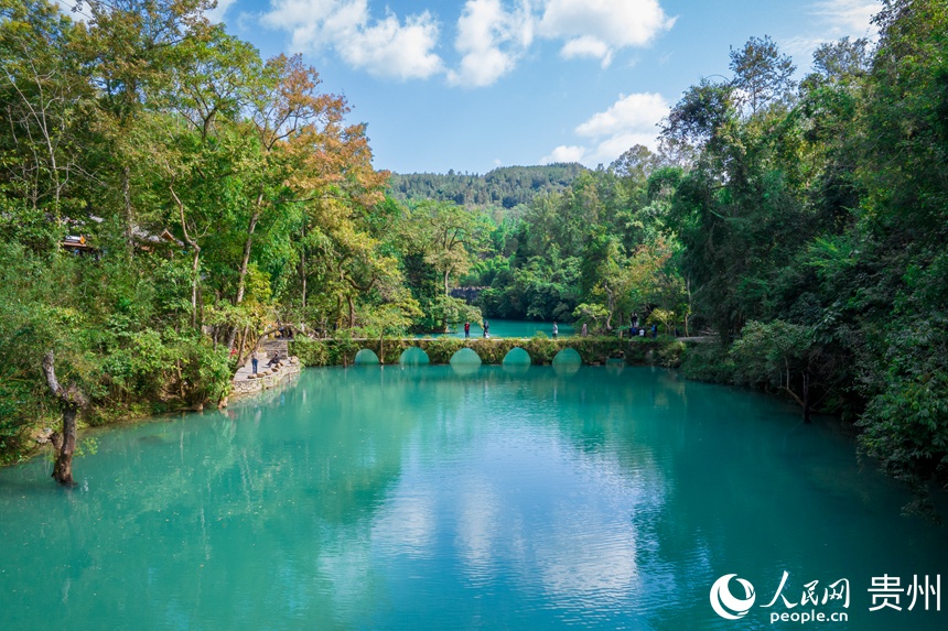 航拍景區(qū)內(nèi)的七孔古石橋。人民網(wǎng)記者 涂敏攝