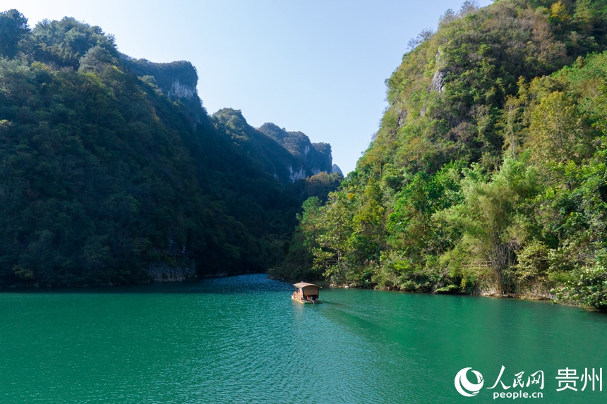 游客乘坐竹筏在峽谷間穿行。人民網記者 涂敏攝