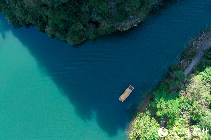 游客乘坐竹筏在峽谷間穿行。人民網記者 涂敏攝