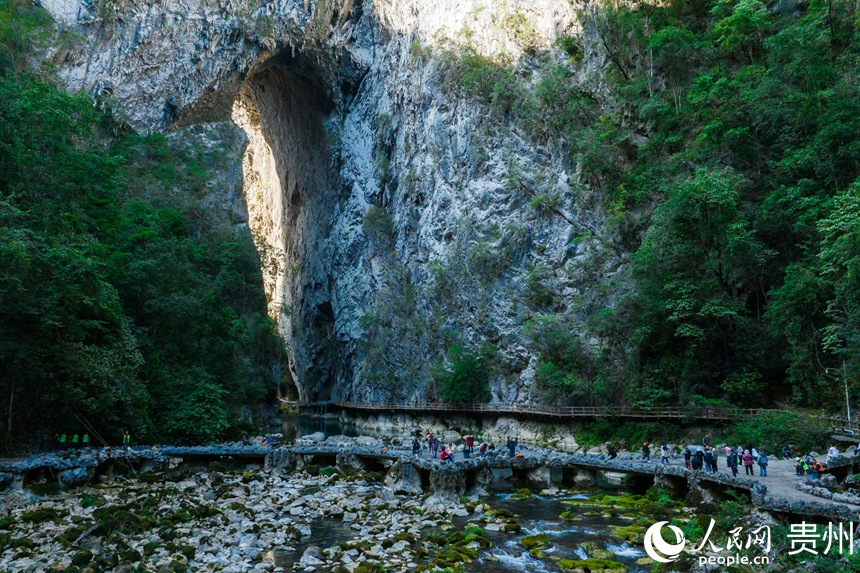 航拍景區(qū)內(nèi)的大七孔景點(diǎn)。人民網(wǎng)記者 涂敏攝