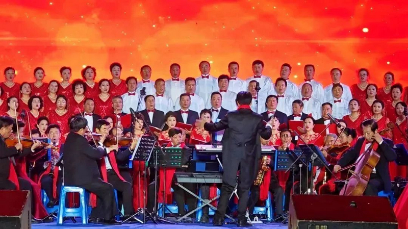 中山大學校友會康樂緣藝術團專場交響音樂晚會走進桐梓。桐梓縣融媒體中心供圖