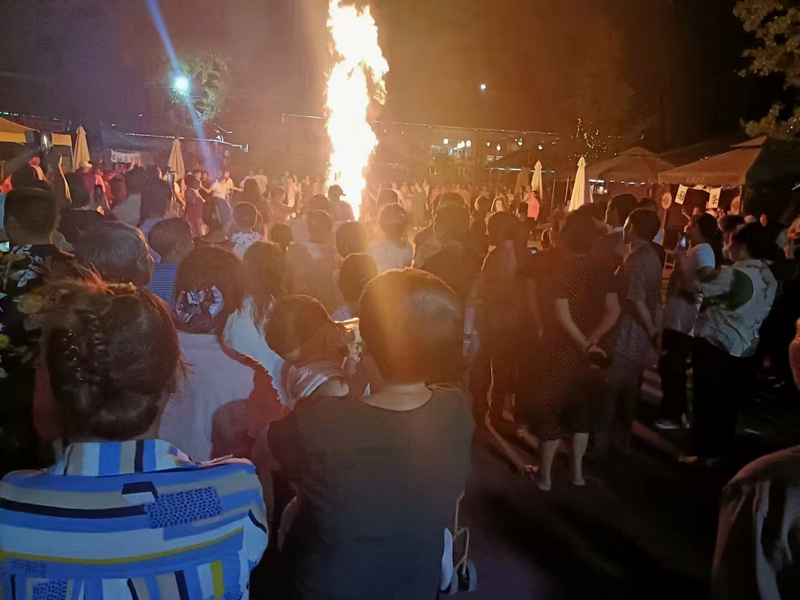 桐梓縣官倉鎮彩霞村莊篝火晚會讓你嗨個夠。令狐克蓮攝