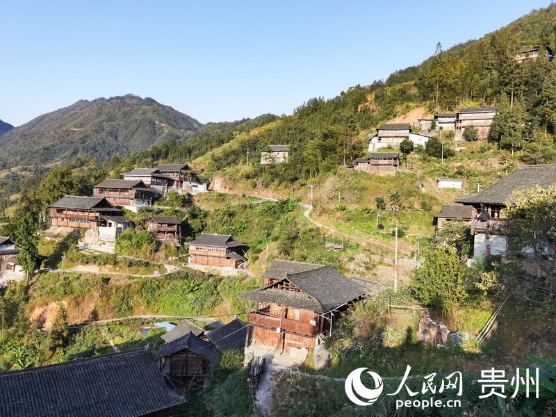 落日余暉下的苗本村。人民網 王秀芳攝