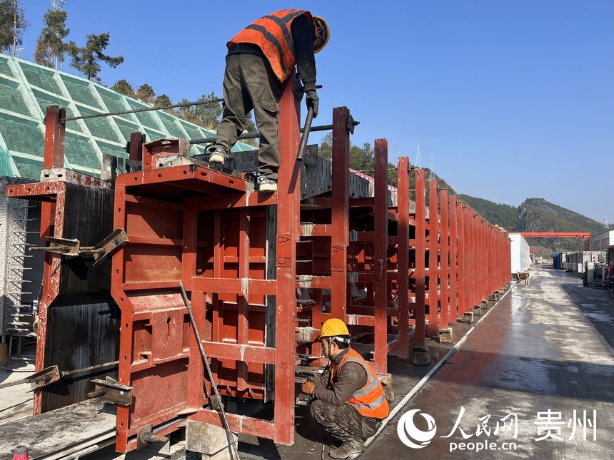 工人正在抓緊施工。人民網 李麗萍攝