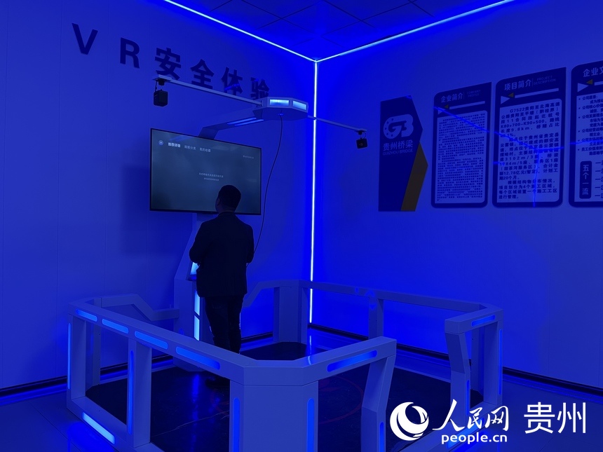 建設工地上的安全體驗館。人民網 李麗萍攝