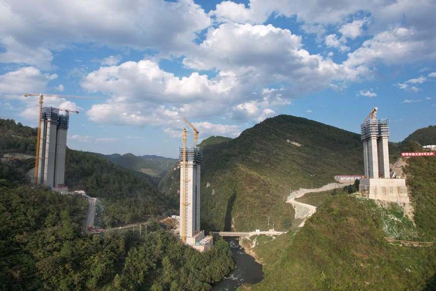 建設中的南明河特大橋。貴州貴平高速公路有限公司供圖