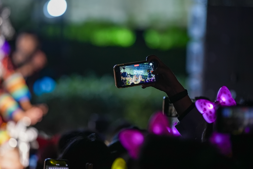 市民紛紛舉起手機拍攝視頻。李儒鑫攝