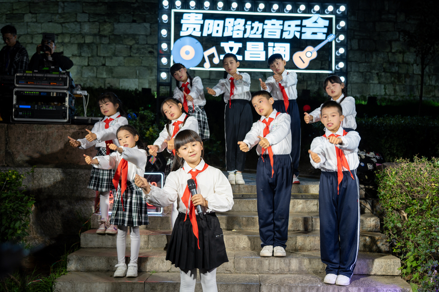 王果兒與團(tuán)隊(duì)合唱。李儒鑫攝