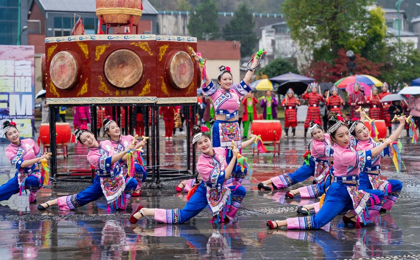 比賽期間的歌舞表演。銅仁市委宣傳部供圖