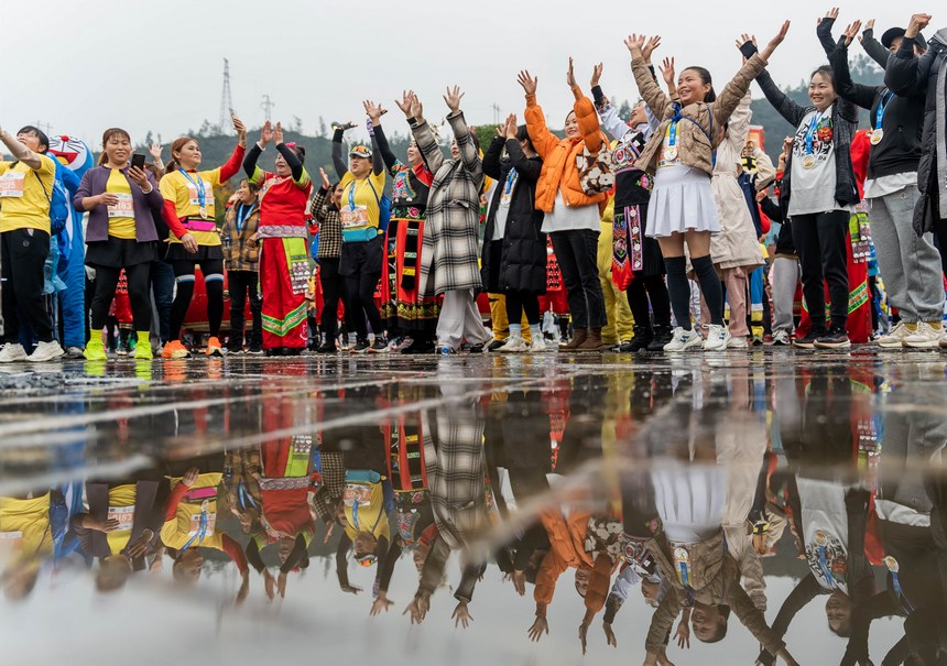 市民熱情參與活動。銅仁市委宣傳部供圖