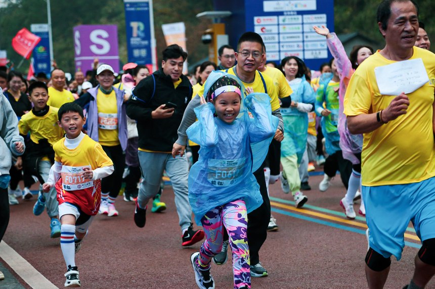 小朋友快樂奔跑。銅仁市委宣傳部供圖