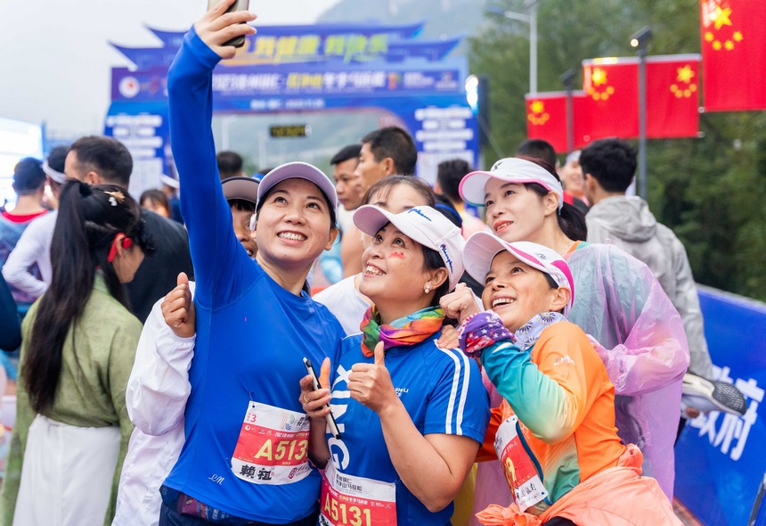選手拍照留念。銅仁市委宣傳部供圖