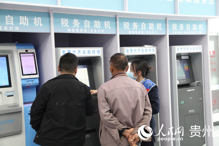 插圖2 都勻市稅務局工作人員輔導群眾辦稅。人民網 龍章榆攝