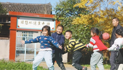 學生在課間玩游戲。