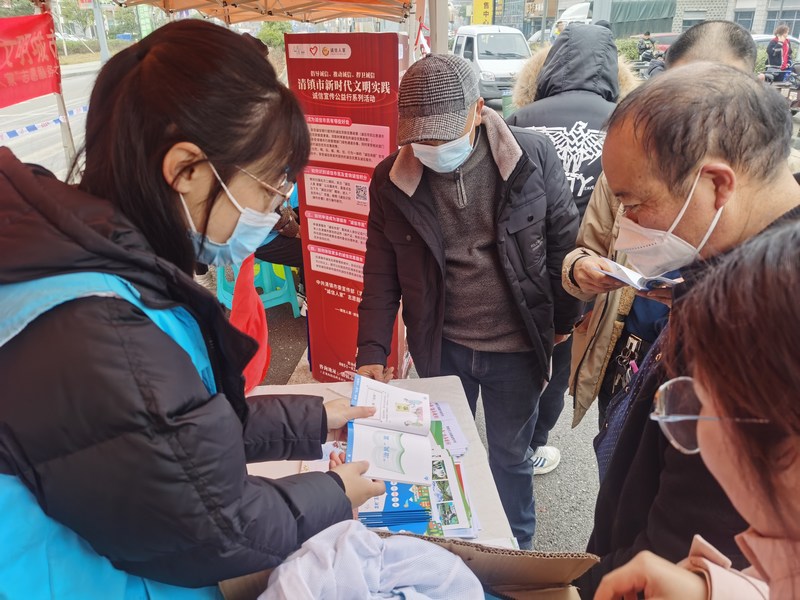 衛城鎮利用趕集日向群眾宣傳“治風”有關內容。鄭凌峰 攝.jpg