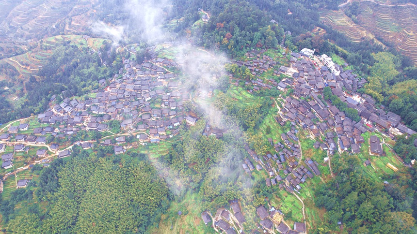 航拍從江縣岜沙苗寨。