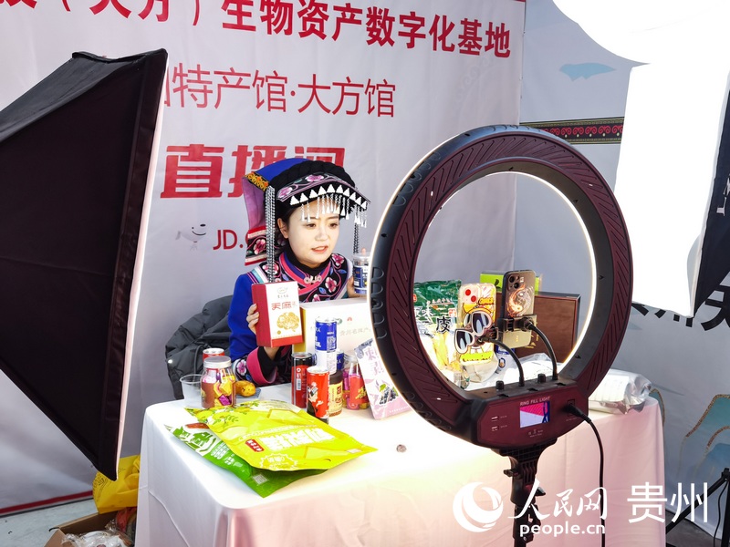 身著民族服飾的主播正在進(jìn)行直播帶貨。人民網(wǎng) 王秀芳攝