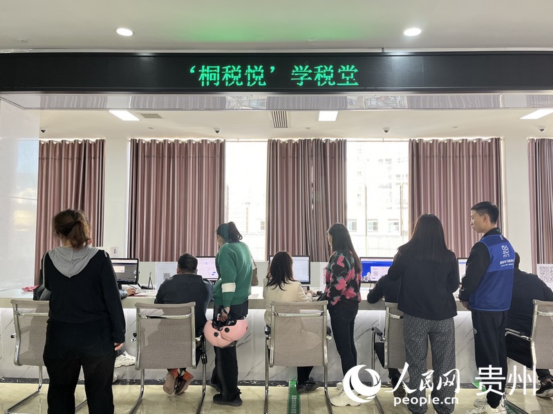 群眾在學稅堂學習網上辦稅流程。人民網 李麗萍攝