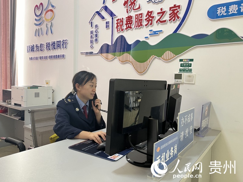 工作人員通過電話解答納稅人繳費人疑惑。人民網 李麗萍攝