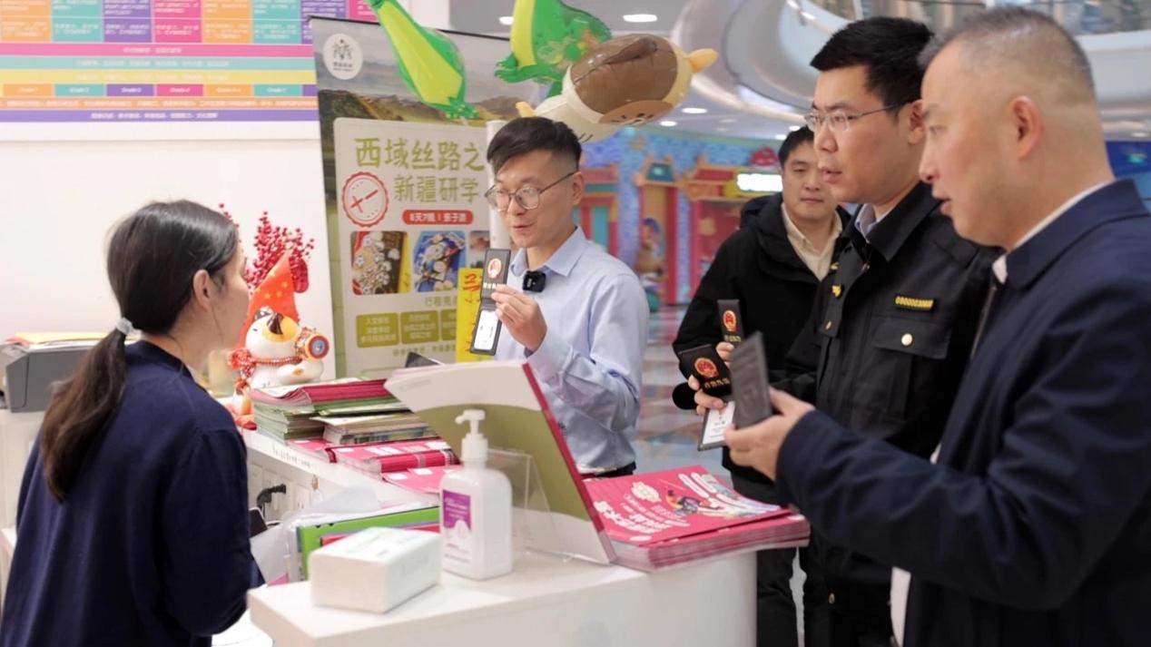 “亮劍浦江”行動期間,上海市委網信辦、市市場監管局執法人員集中在商場檢查。 上海市委網信辦供圖