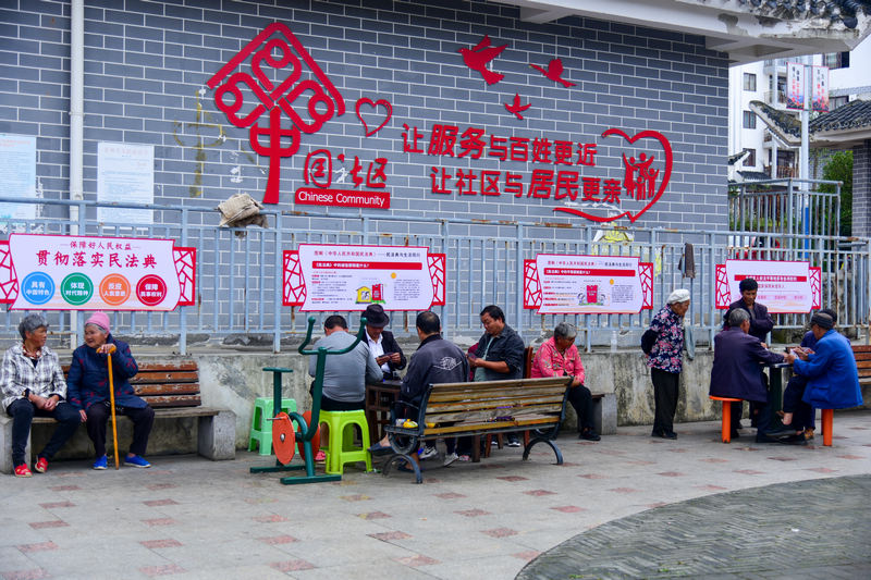 鵬程街道坪子社區(qū)廣場(chǎng)上，居民在休閑娛樂(lè)。汪沙攝