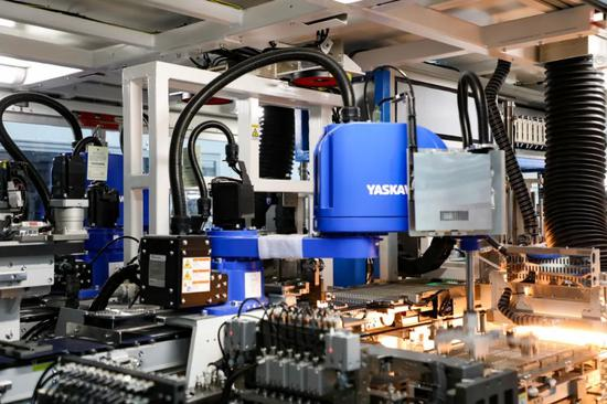 貴州威寧經濟開發(fā)區(qū)長通威寧新能源產業(yè)園內,全自動光伏組件生產流水線。趙慶能攝