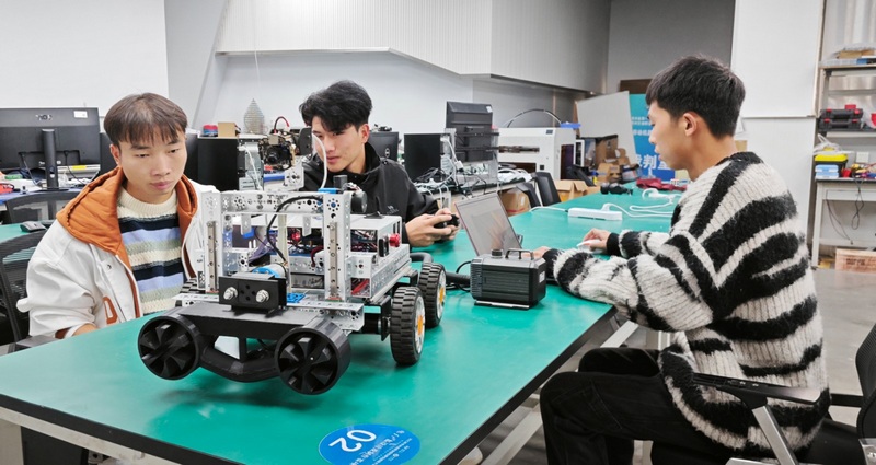 圖為“市政排水管道智能作業(yè)機(jī)器人”研究團(tuán)隊(duì)正在進(jìn)行設(shè)備調(diào)試。（李齊 攝）.jpg