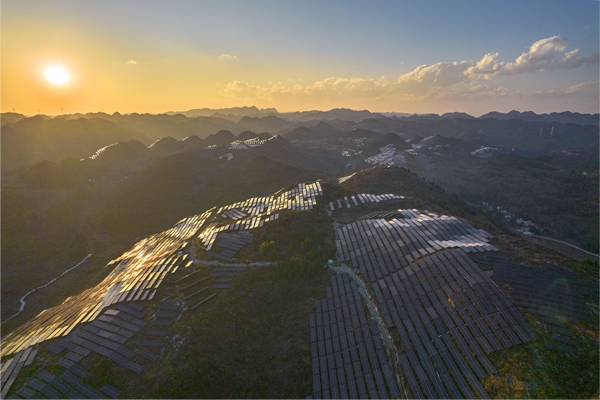 2023年12月14日拍攝的貴州省黔西市定新鄉(xiāng)石漠化荒山上建起的農(nóng)業(yè)光伏電站（無(wú)人機(jī)照片）。