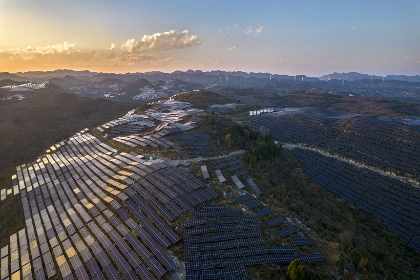 2023年12月14日拍攝的貴州省黔西市定新鄉石漠化荒山上建起的農業光伏電站（無人機照片）。