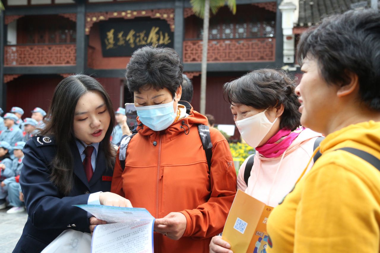 2.工作人員在會址景區(qū)為過往行人解答疑難問題。老城稅務(wù)分局供圖
