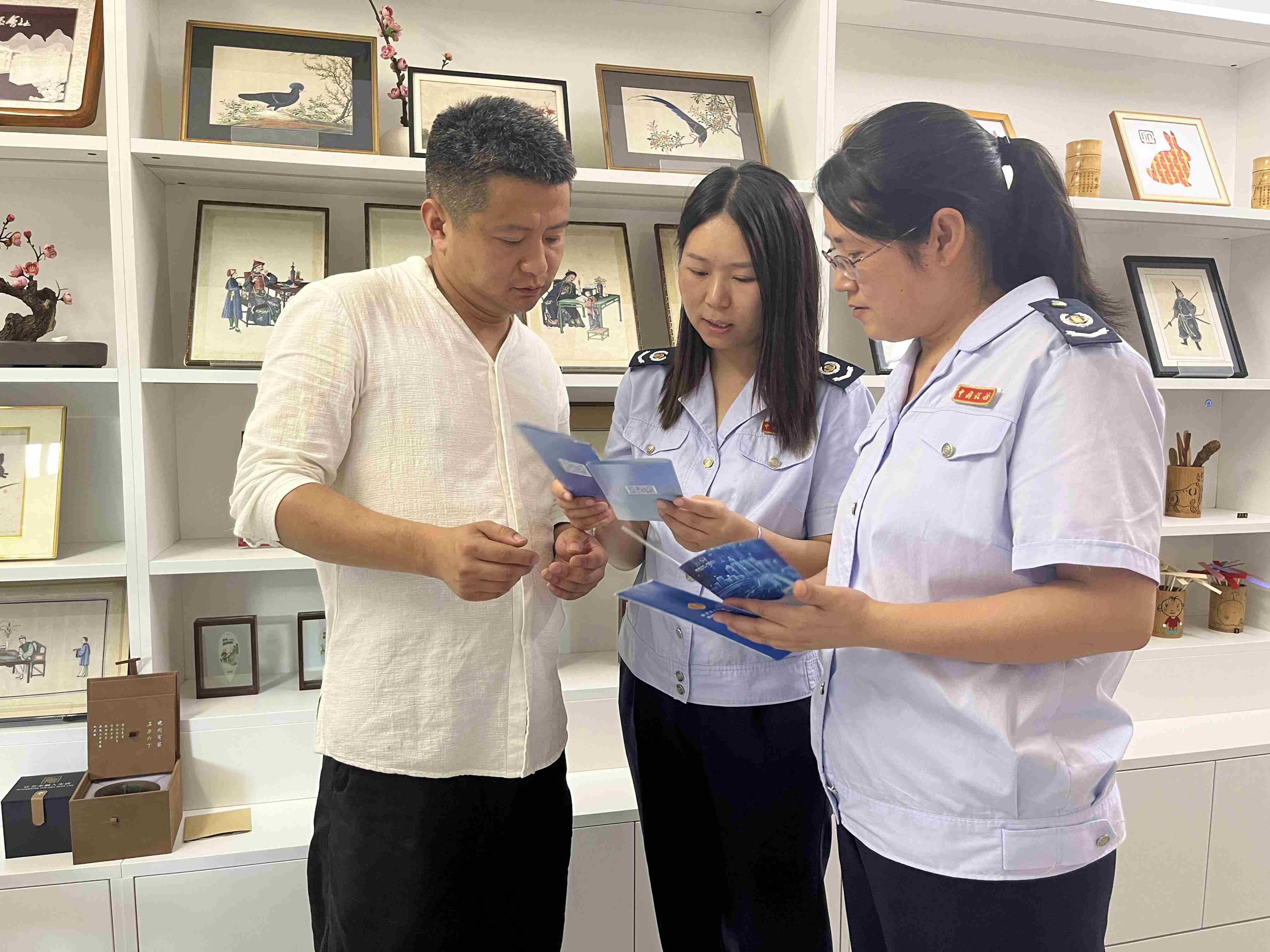 3.工作人員上門為經(jīng)營者解決涉稅難題。老城稅務(wù)分局供圖