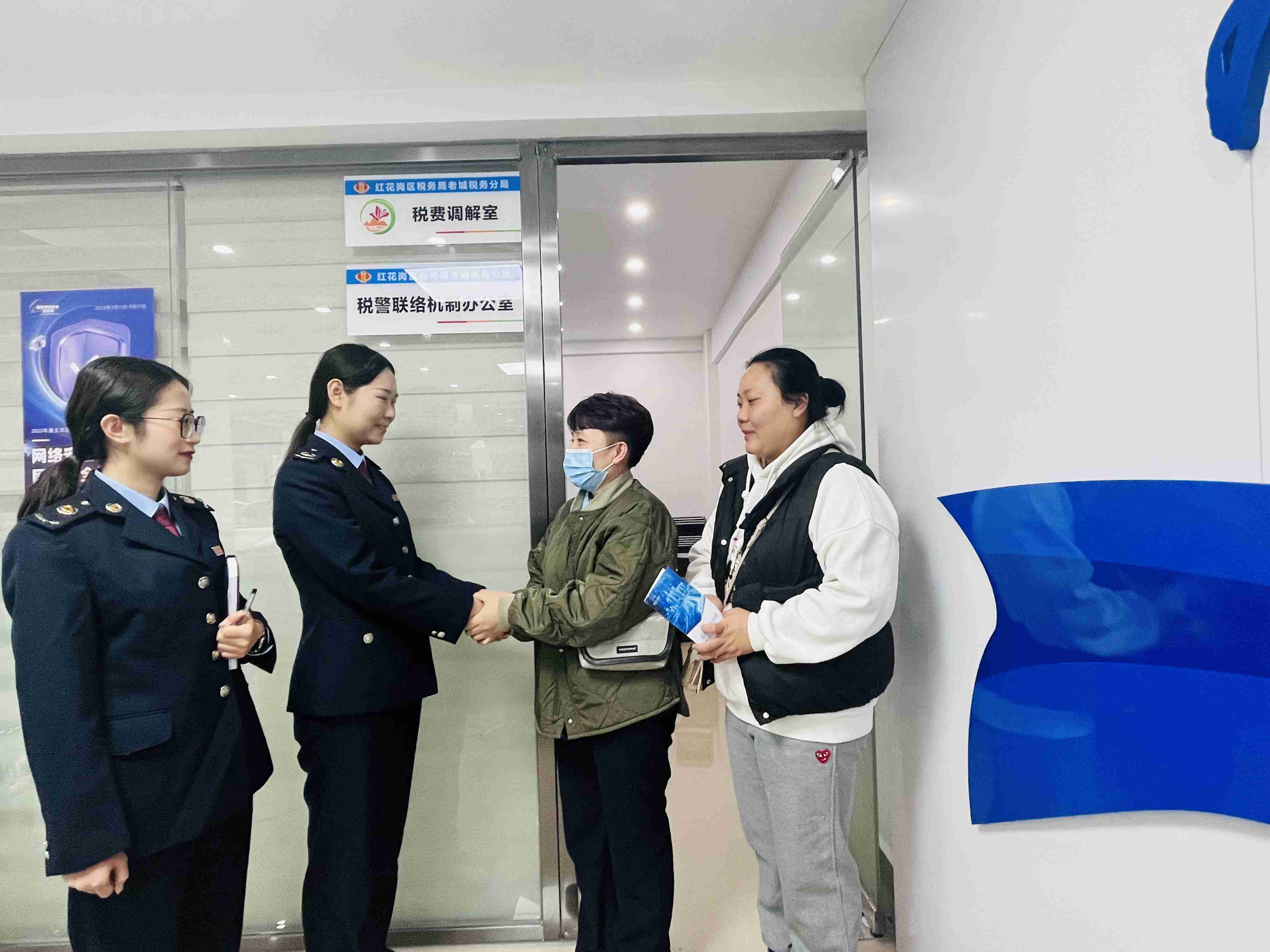 4.群眾在稅費調(diào)解室化解了涉稅爭議。老城稅務(wù)分局供圖