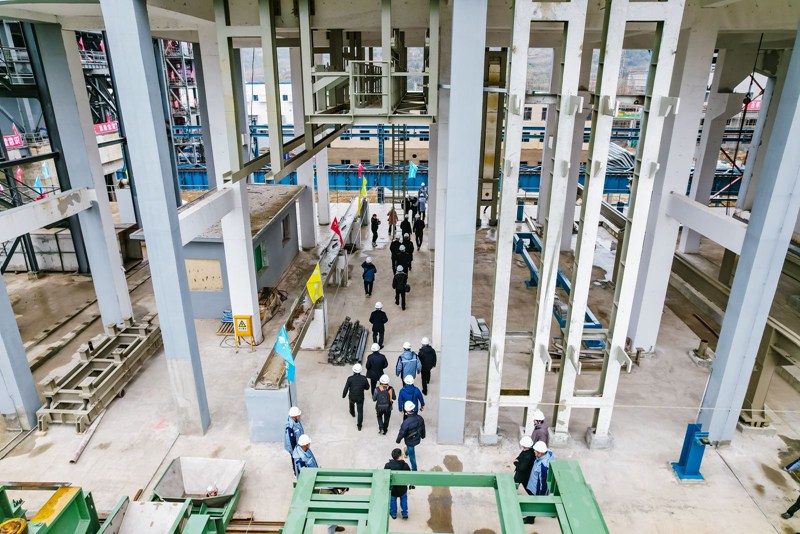 3.嘉賓參觀焦爐設施。六枝特區委宣傳部供圖