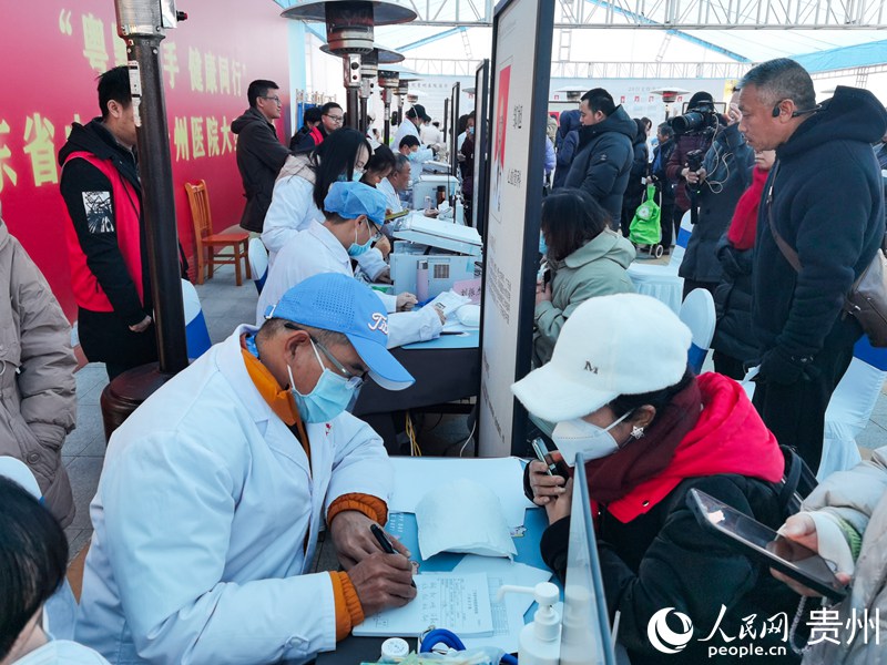 義診活動(dòng)現(xiàn)場(chǎng)。人民網(wǎng) 王秀芳攝