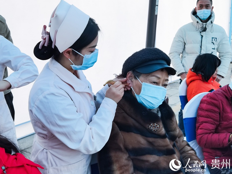 體驗(yàn)耳穴刮痧。人民網(wǎng) 王秀芳攝