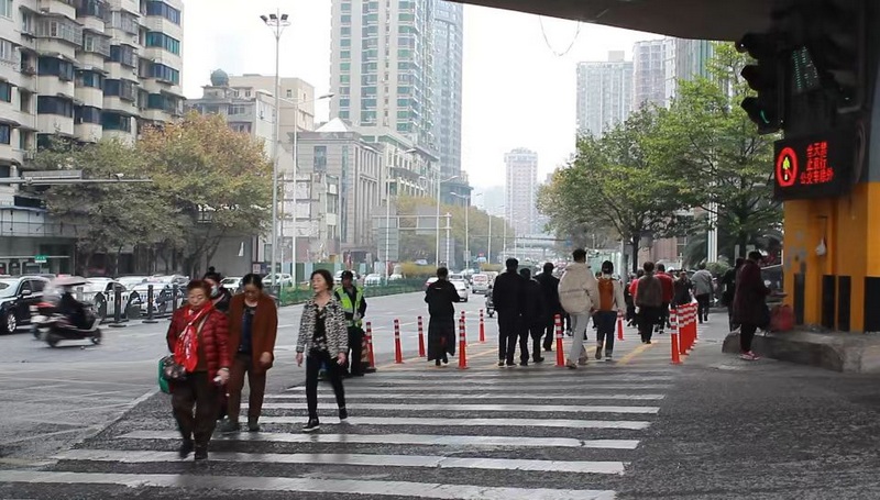 交通擁堵治理后，黔靈山公園門(mén)口交通更順暢了。