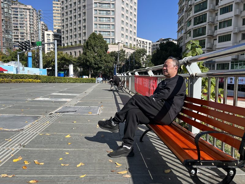 人民大道北段地鐵口新增的便民座椅。