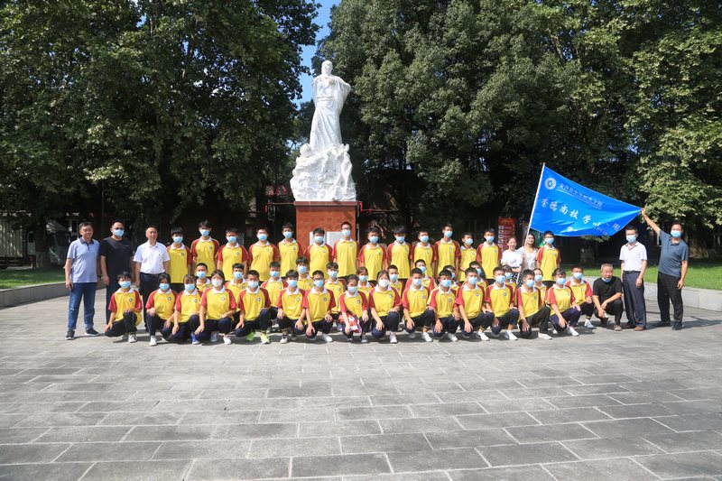 金沙縣中等職業(yè)學(xué)校釀酒工藝與技術(shù)專業(yè)學(xué)生到貴州金沙窖酒酒業(yè)有限公司參加崗位實習(xí)。