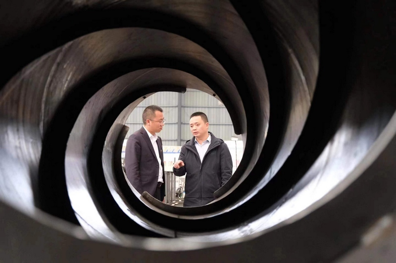 洪明參觀茶葉加工機械企業。受訪者供圖