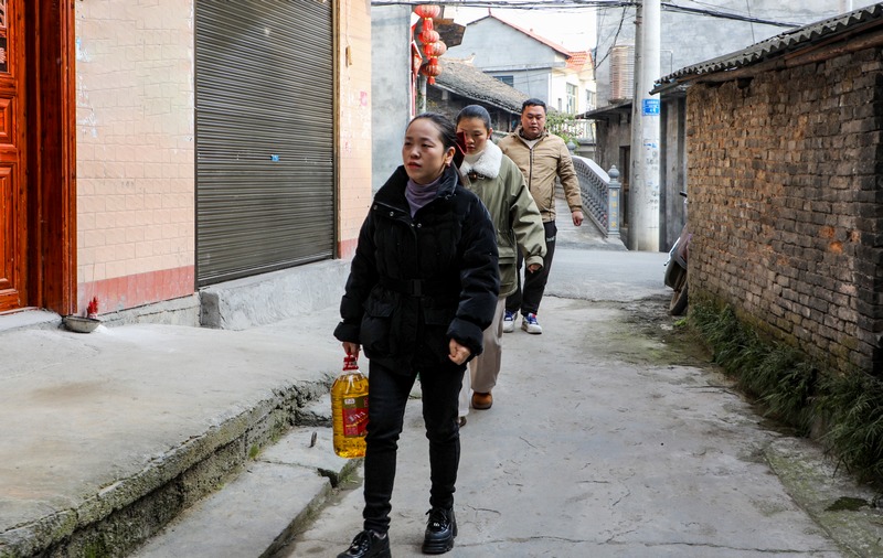 看望慰問途中。