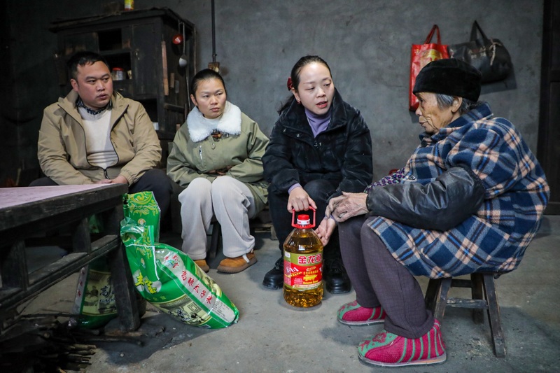 天柱縣渡馬鎮鎮長吉歡（右二）看望慰問困難群眾。