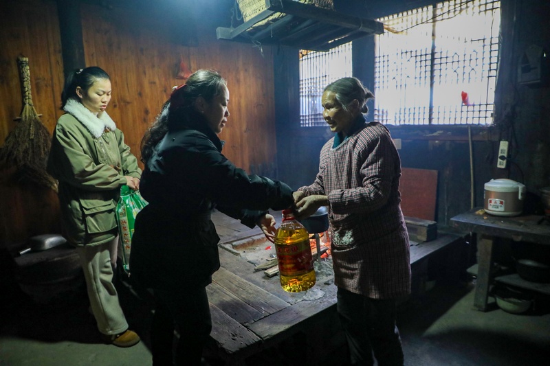 為歐陽梅連（右）送去生活用品。