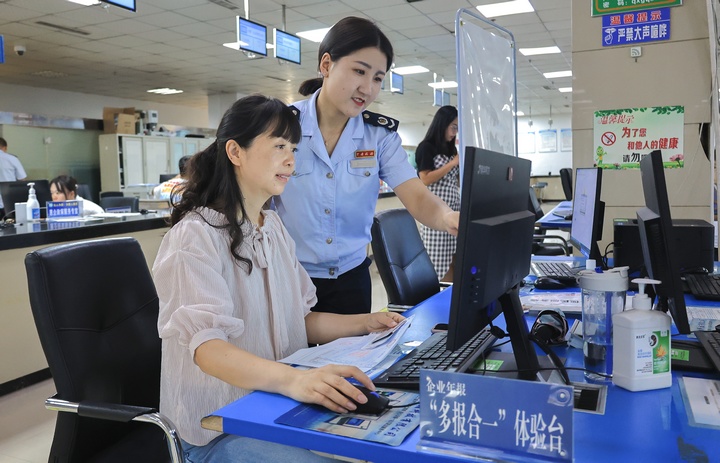 在辦稅服務(wù)廳設(shè)置多報(bào)合一體驗(yàn)臺(tái)由專人輔導(dǎo),提高納稅人辦理質(zhì)效。皮婷攝