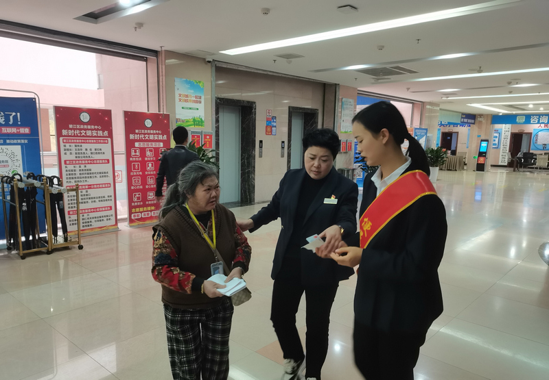 政務大廳引導辦事群眾辦理業務。