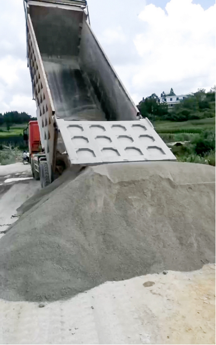 砂石補路。村民提供