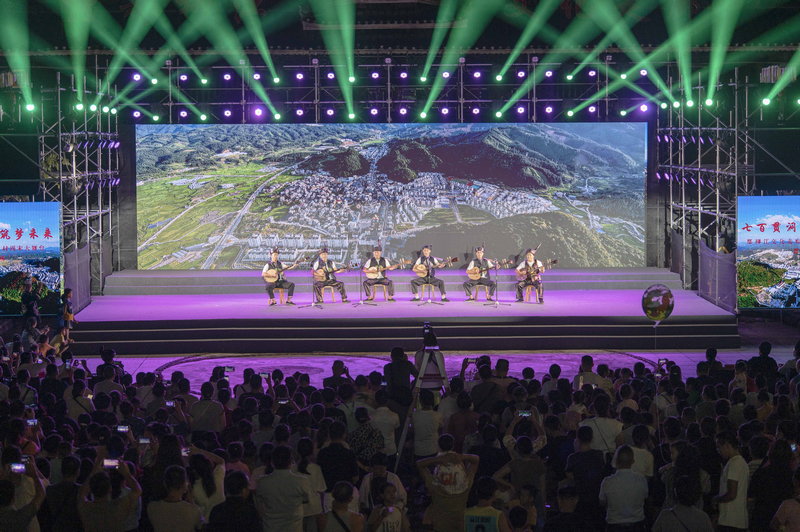 2023年9月9日晚,村民在從江縣“都柳江文化走廊——鄉村周末大舞臺”貫洞鎮專場表演節目。吳德軍攝